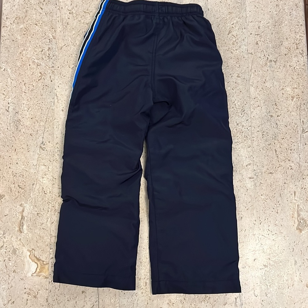 Osh’kosh nylon jogger style pants with thermal liner. Size 5 - Picture 2 of 4